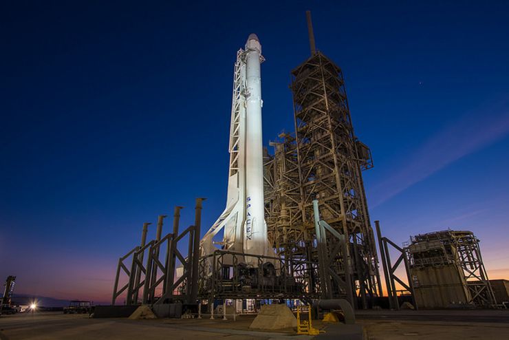 SpaceX Moon mission Falcon9 rocket