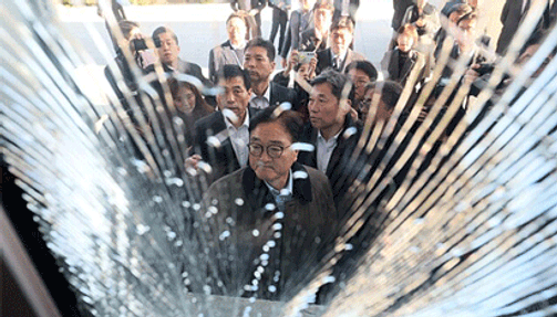 Photo of National Assembly Speaker Woo Won-sik inspecting the damage caused by martial law troops entering the National Assembly (2024).