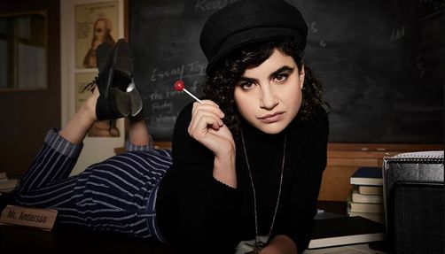 Sarah Yarkin as Rhonda in "School Spirits"