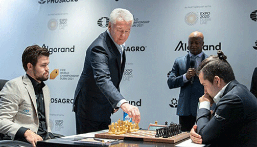 Magnus Carlsen and Ian Nepomniachtchi at the 2021 World Championship.